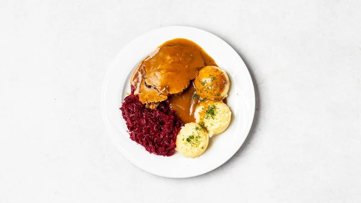 Pieczeń z karkówki w sosie pieczeniowym, ziemniaczki duszone z mlekiem i surówka