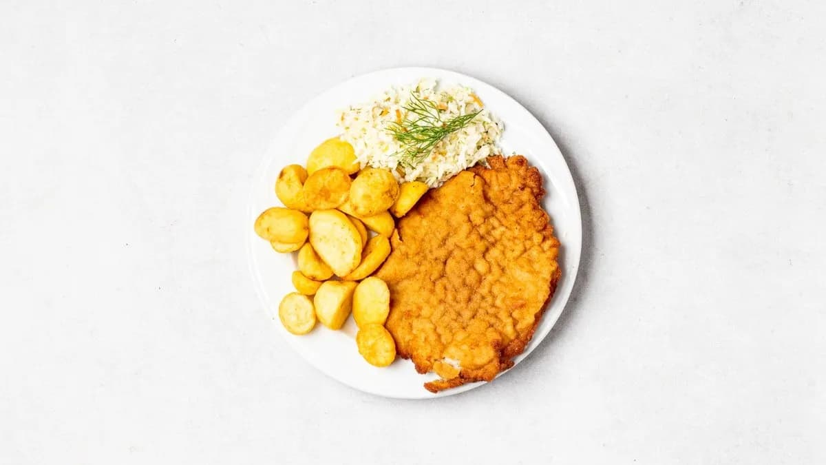 Kotlet schabowy panierowany, ziemniaczki opiekane i surówki