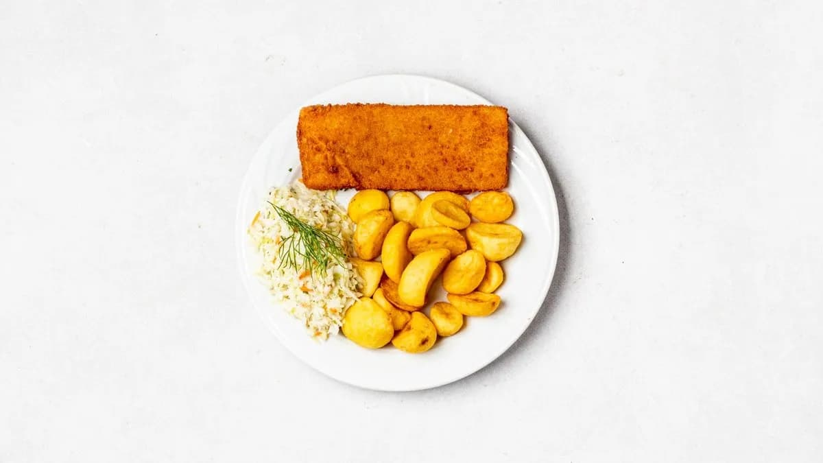 Mintaj panierowany, ziemniaczki opiekane i surówki