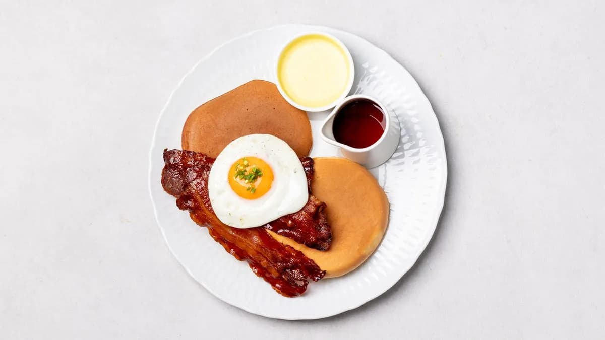 Pancake z boczkiem i cheddarem