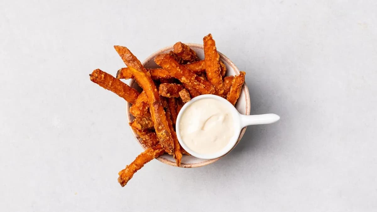 Frytki z batata z sosem aioli