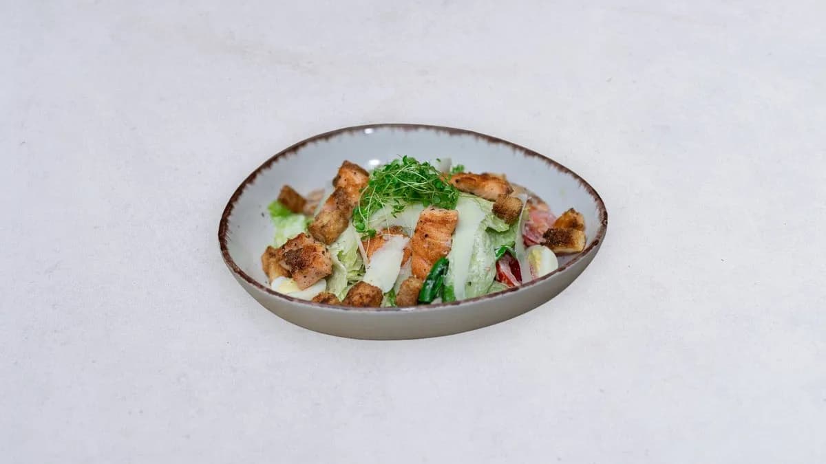 Cezar z grillowanym łososiem