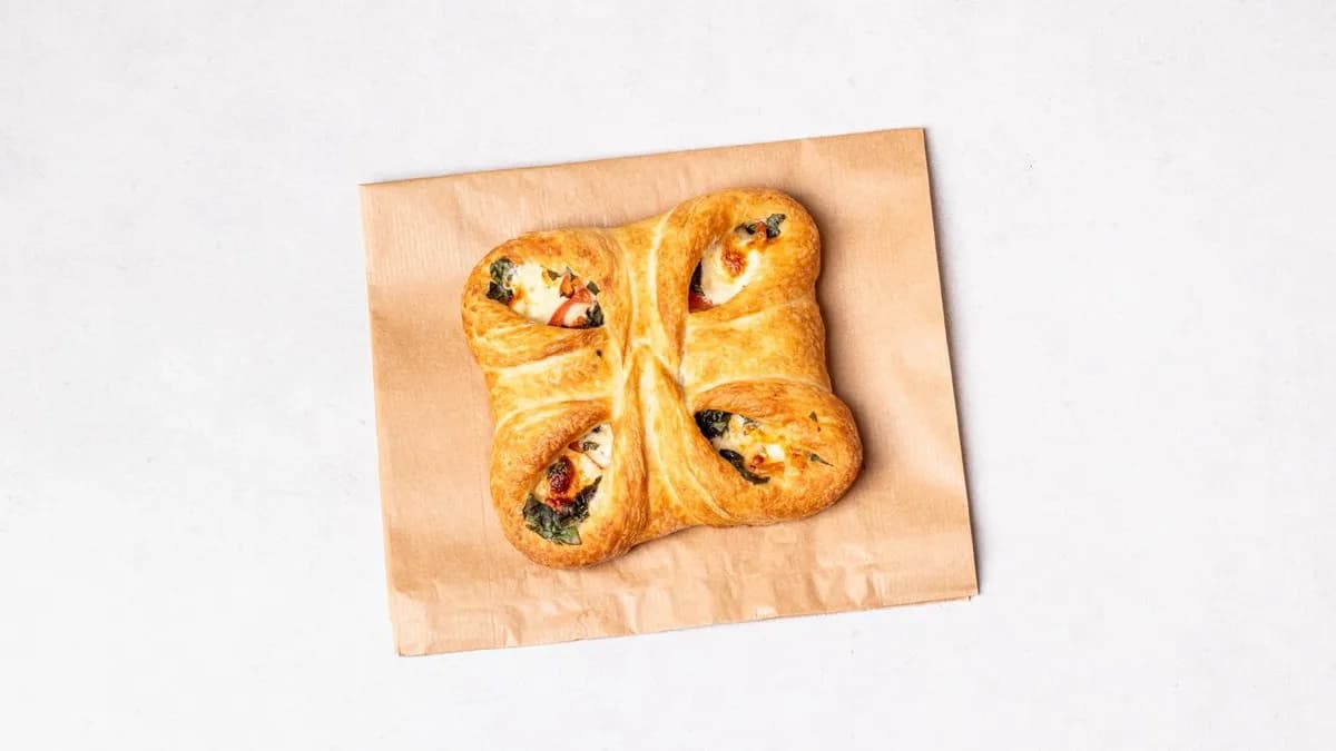 Chaczapuri ciasto pół-francuskie z bakłażanem, papryką i pomidorem