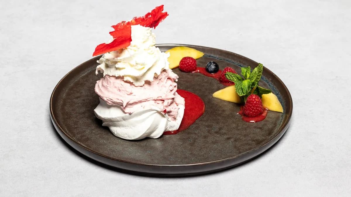 Beza z cynamonowym mascarpone i musem owocowym