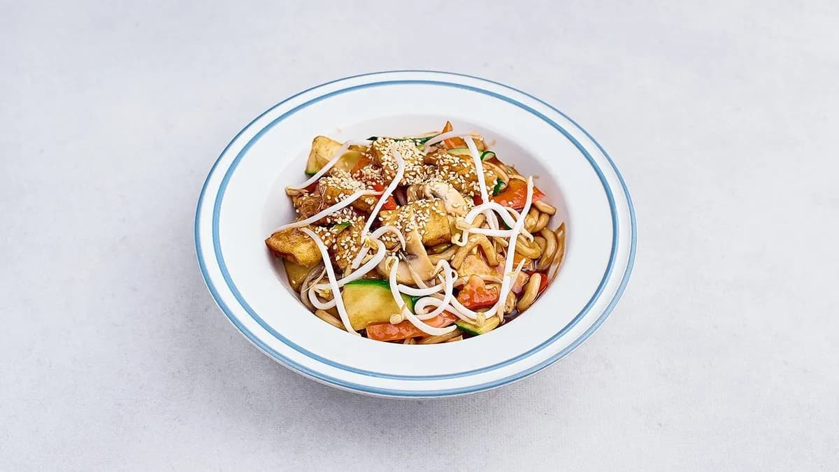 Makaron udon z tofu i warzywami