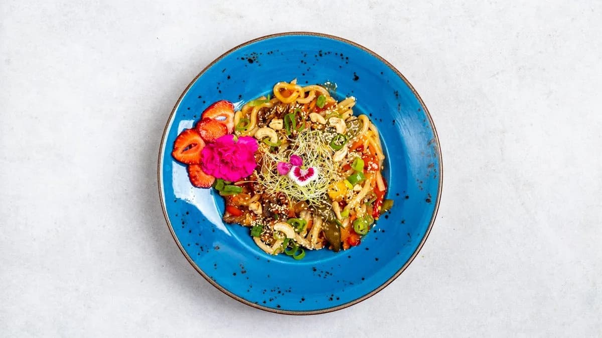 Makaron udon z wołowiną i warzywami