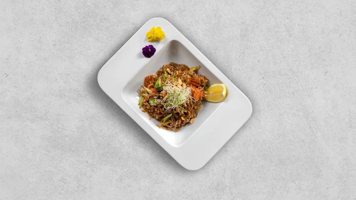 Makaron ryżowy z tofu i warzywami