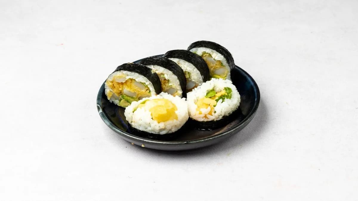 Futomaki z kalmarami w tempurze z ostrym sosem