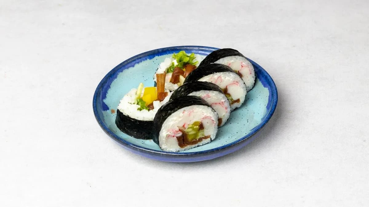 Futomaki z paluszkiem krabowym, serkiem i warzywami