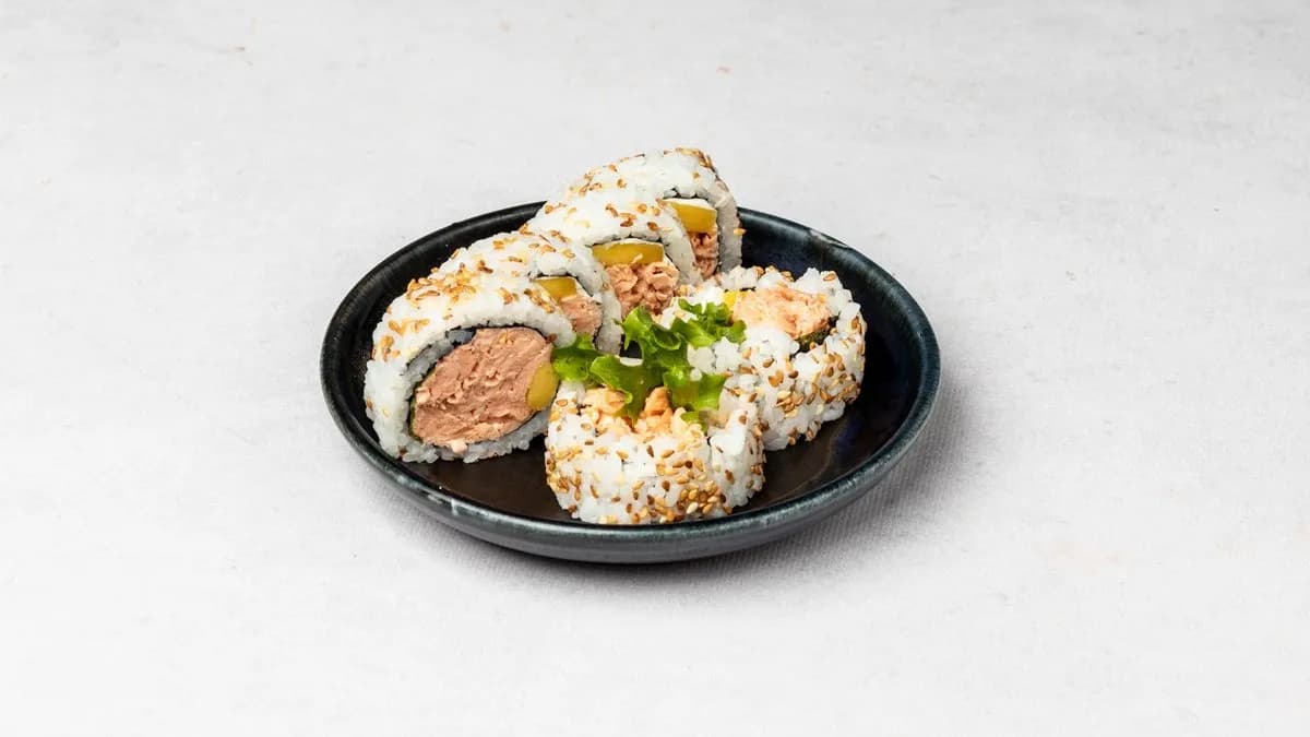 Uramaki z pieczonym na ostro łososiem i mango