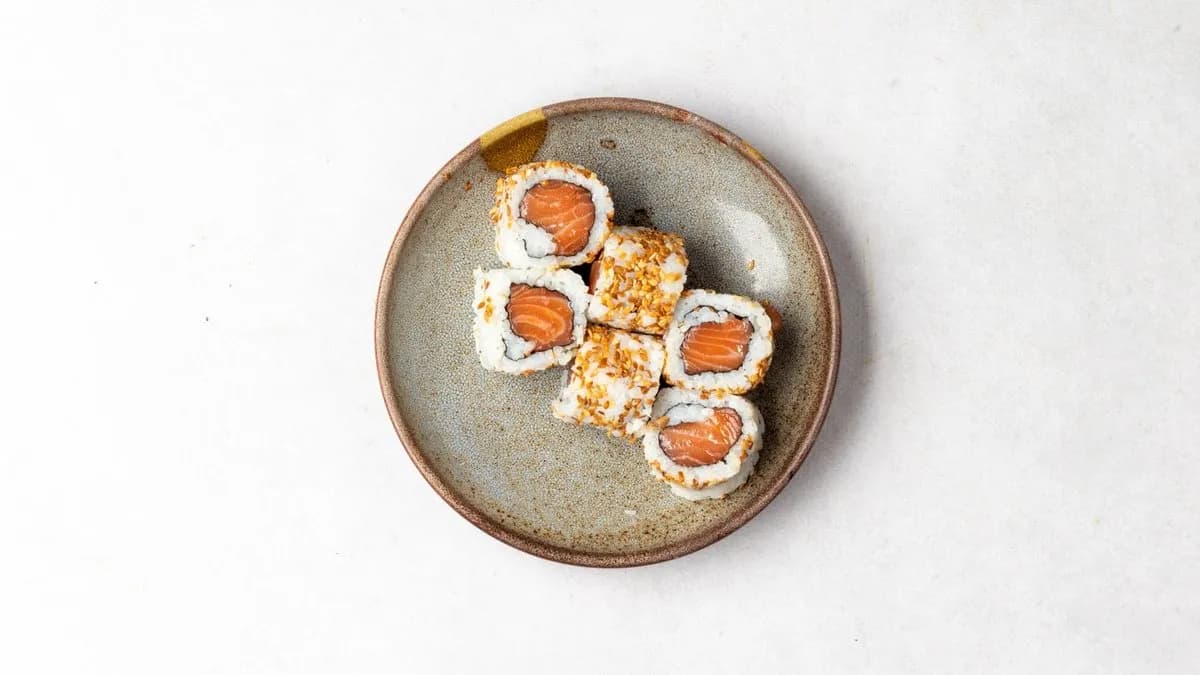 Miniuramaki z łososiem