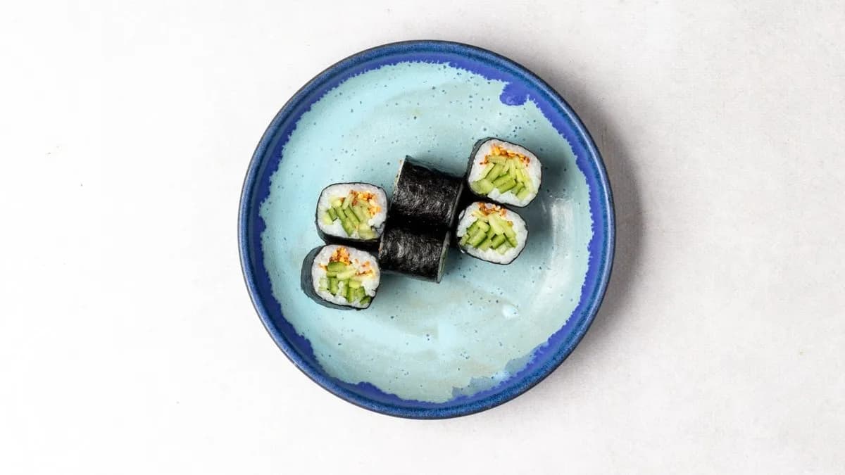 Hosomaki z ogórkiem i sezamem