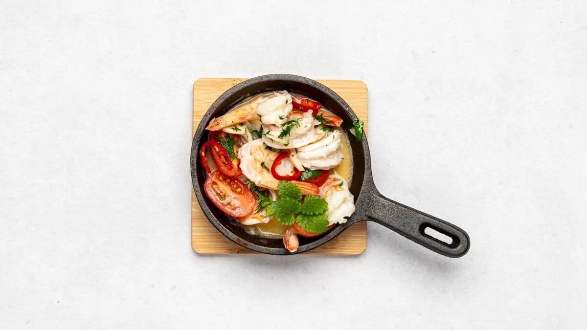 Krewetki smażone z pomidorkami koktajlowymi oraz świeżymi ziołami