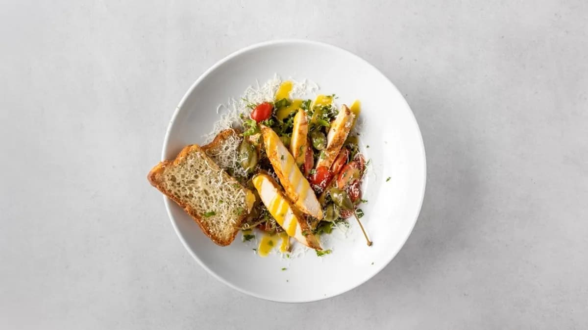 Plastry grillowanej piersi z kurczaka