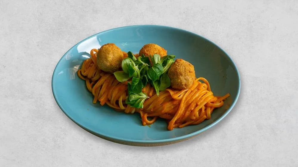 Spaghetti z sosem pomidorowym i mięsnymi kulkami