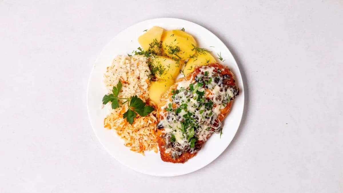 Kotlet drobiowy zapiekany z pieczarkami i serem