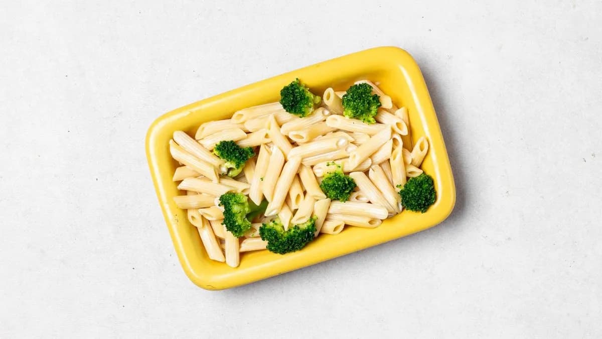 Penne w sosie śmietanowo-serowym z brokułem zapiekane serem