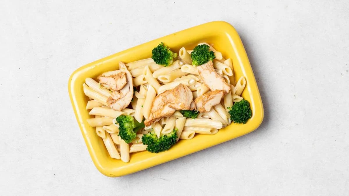 Penne w sosie śmietanowym z kurczakiem i brokułem zapiekane serem