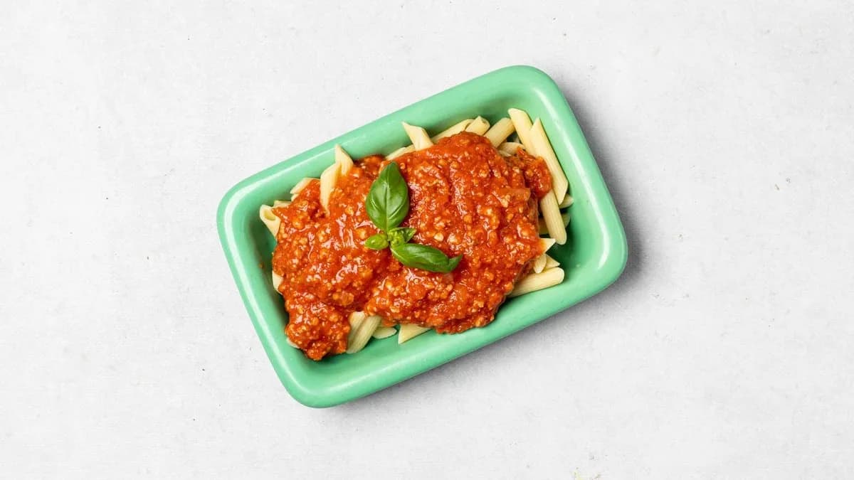 Penne w sosie pomidorowym z tuńczykiem, kaparami i cebulą zapiekane serem