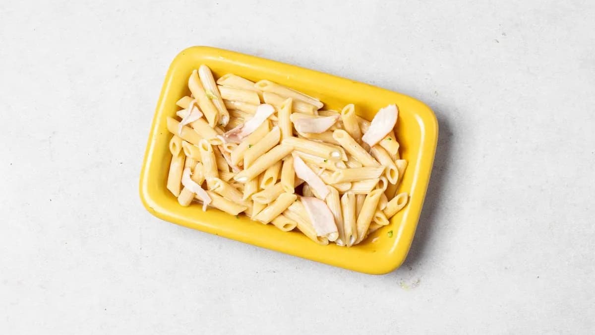 Penne carbonara w sosie śmietanowym z boczkiem, cebulą i czosnkiem