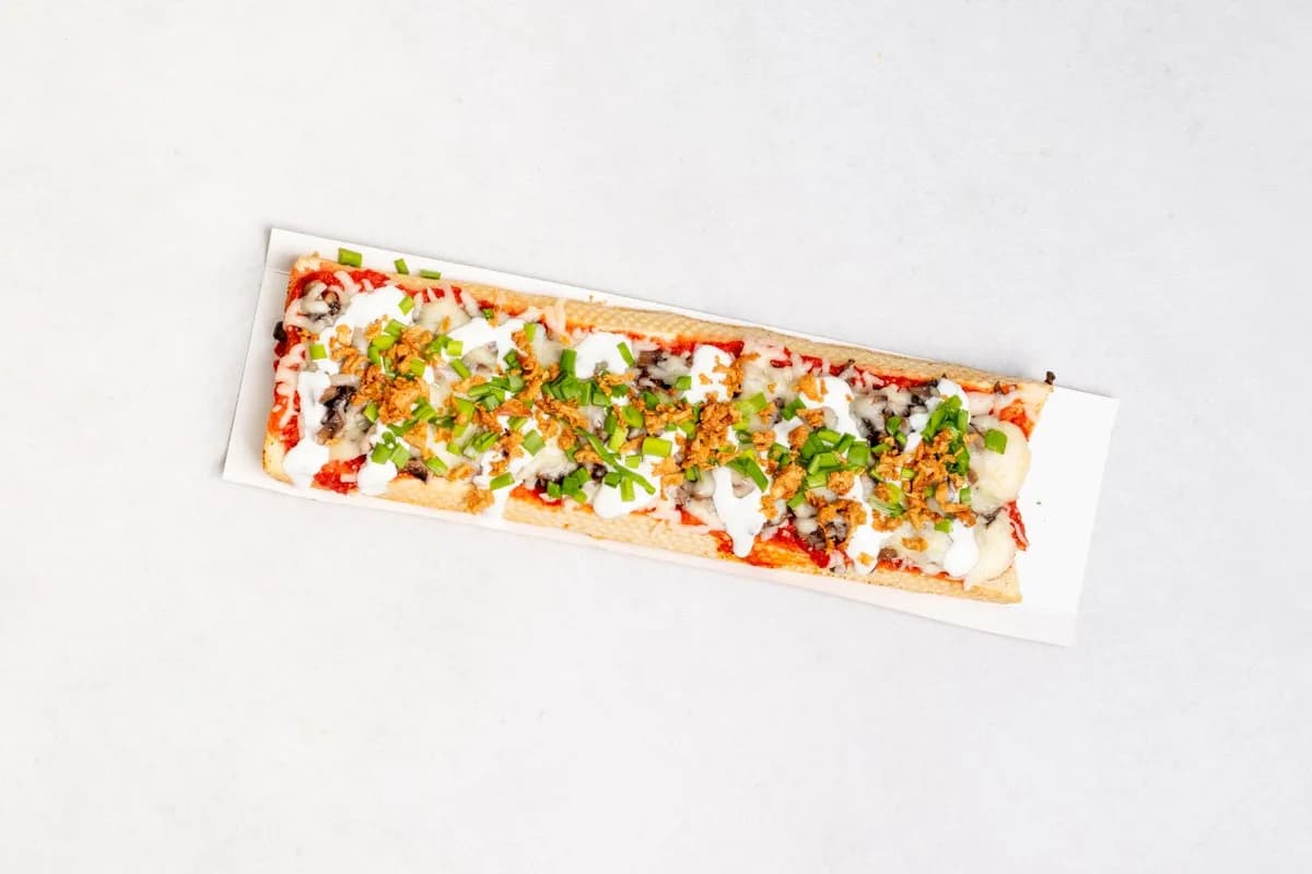 Zapiekanka z serem, pieczarkami i szynką