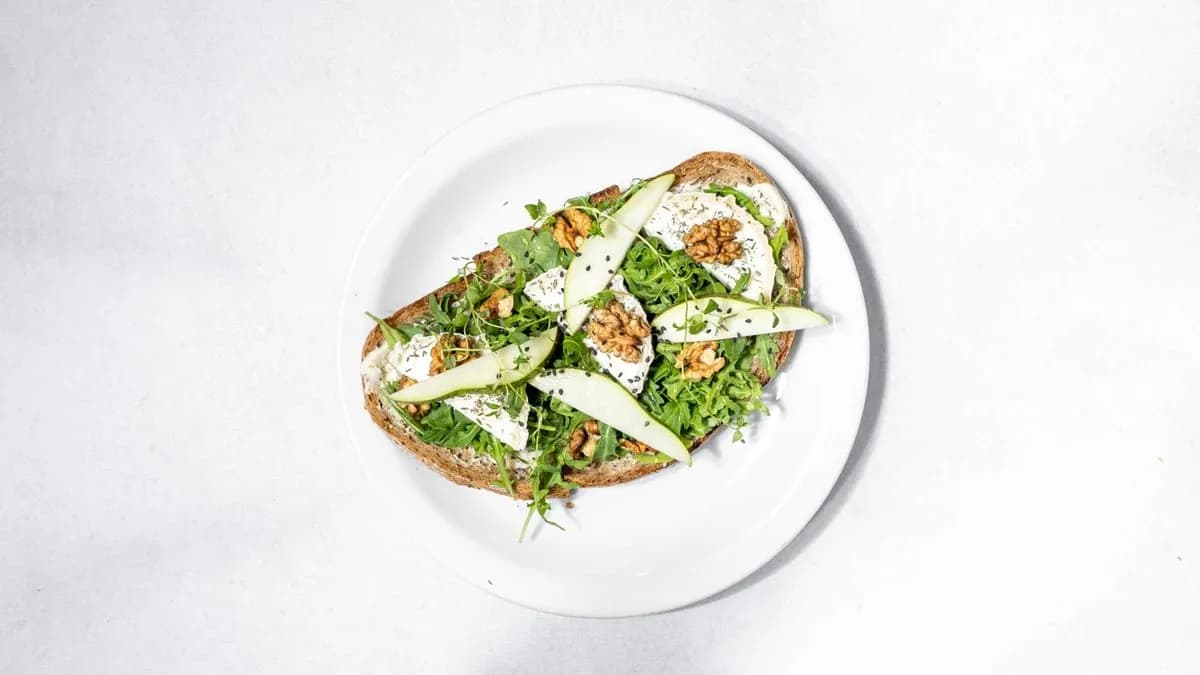 Kanapka z serem kozim