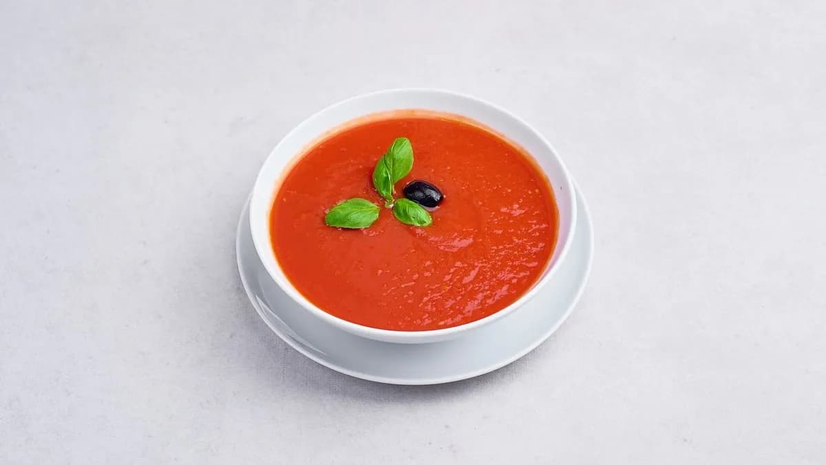Krem pomidorowy ze śmietaną i bazylią