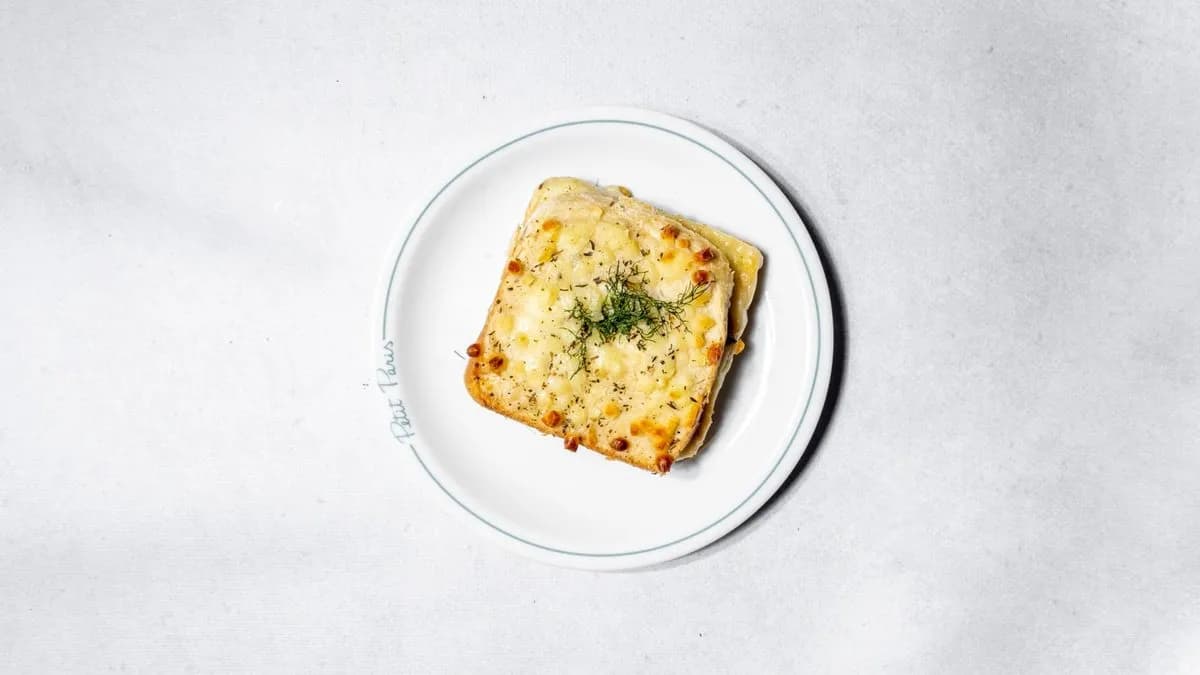 Croque z łososiem wędzonym i koprem