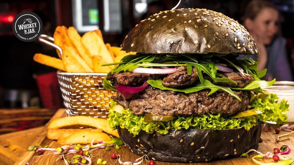 Beef master burger z frytkami i sosem 