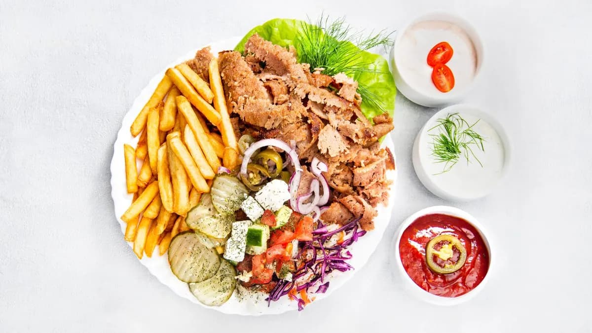 Kebab na talerzu z dodatkami