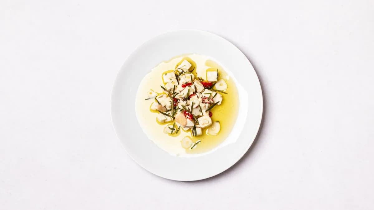 Słoik marynowanej fety