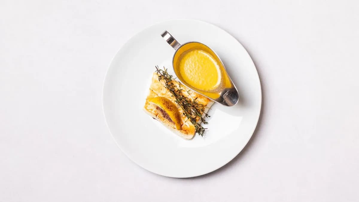 Stek z kalmara smażony na maśle, z czosnkiem i cytryną