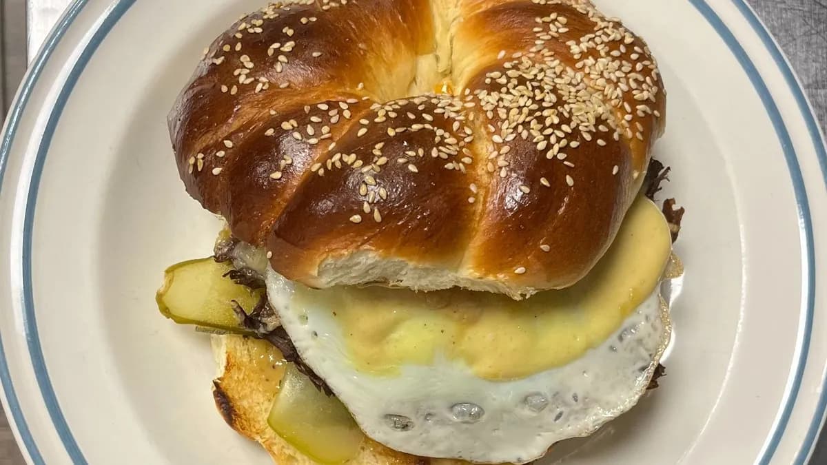 Bajgiel z szarpaną wołowiną