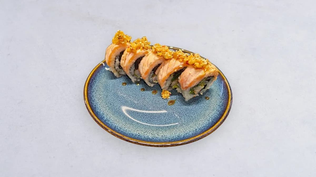 Rainbow maki opalany łosoś z krewetkami gotowanymi