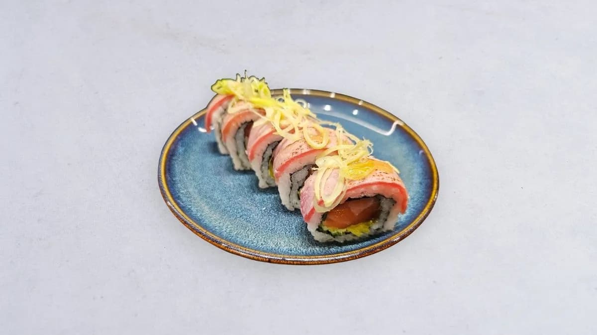 Rainbow maki z łososiem i opalanym tuńczykiem