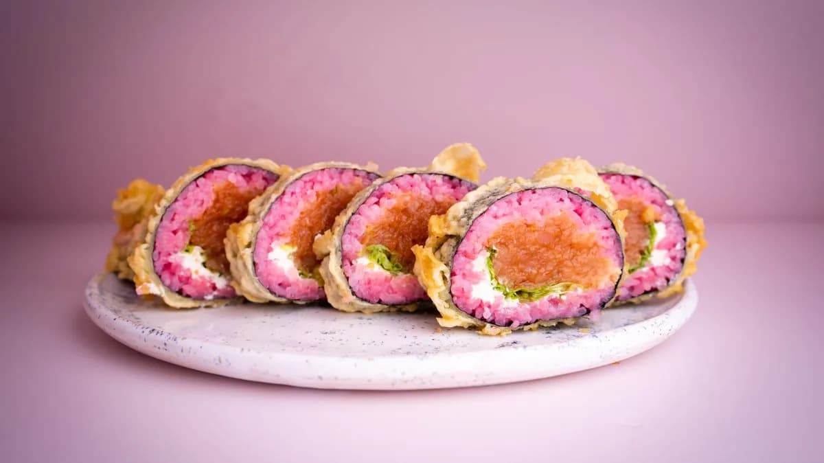 Futomaki z tatarem z łososia zapiekane w tempurze