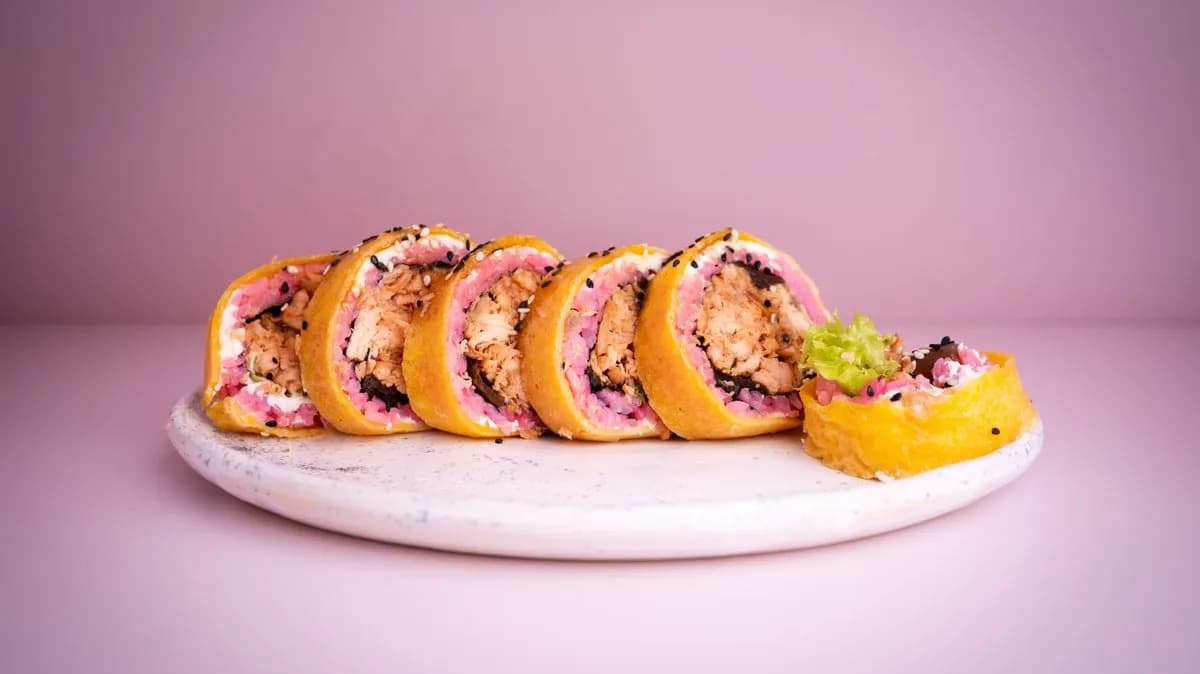 Datemaki w omlecie z grillowanym łososiem na słodko