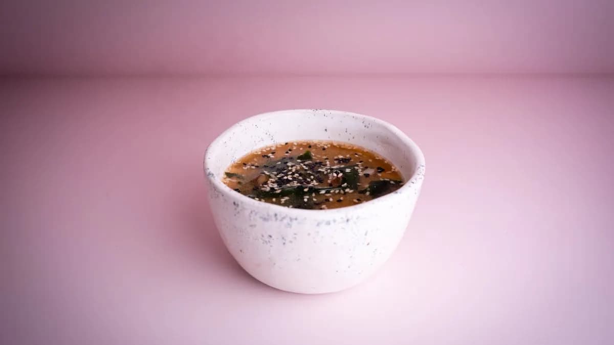 Zupa miso z łososiem