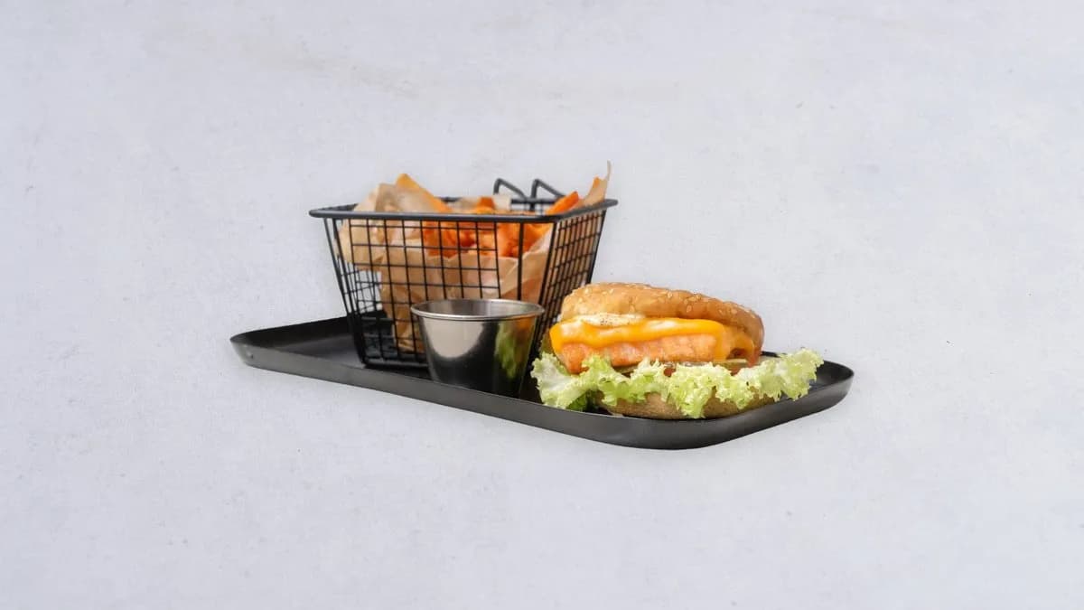 Burger z łososiem zestaw z frytkami z batatów