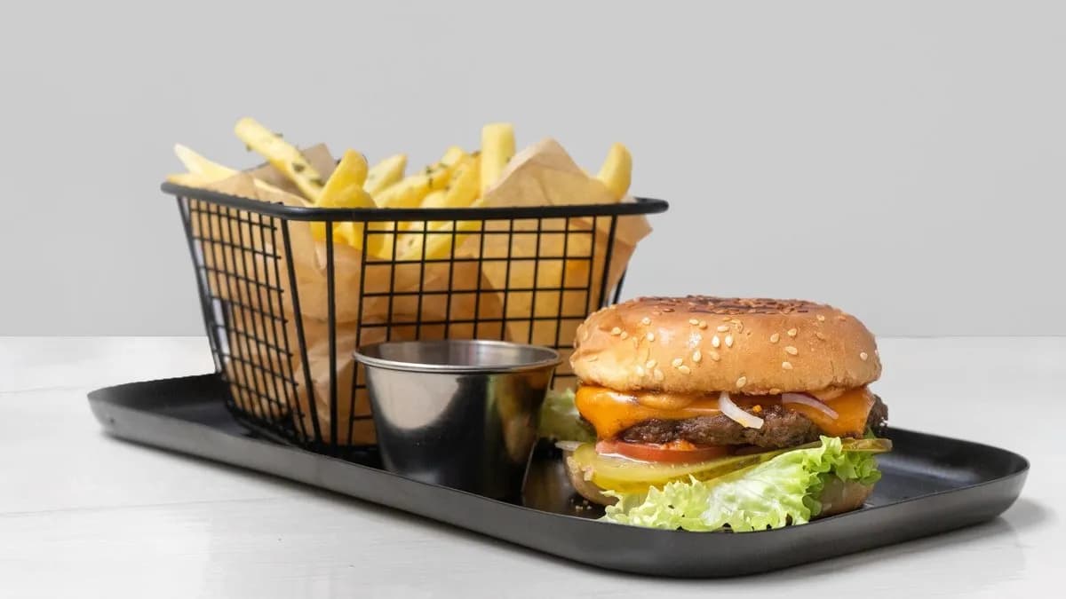 Burger z wołowiną zestaw z frytkami