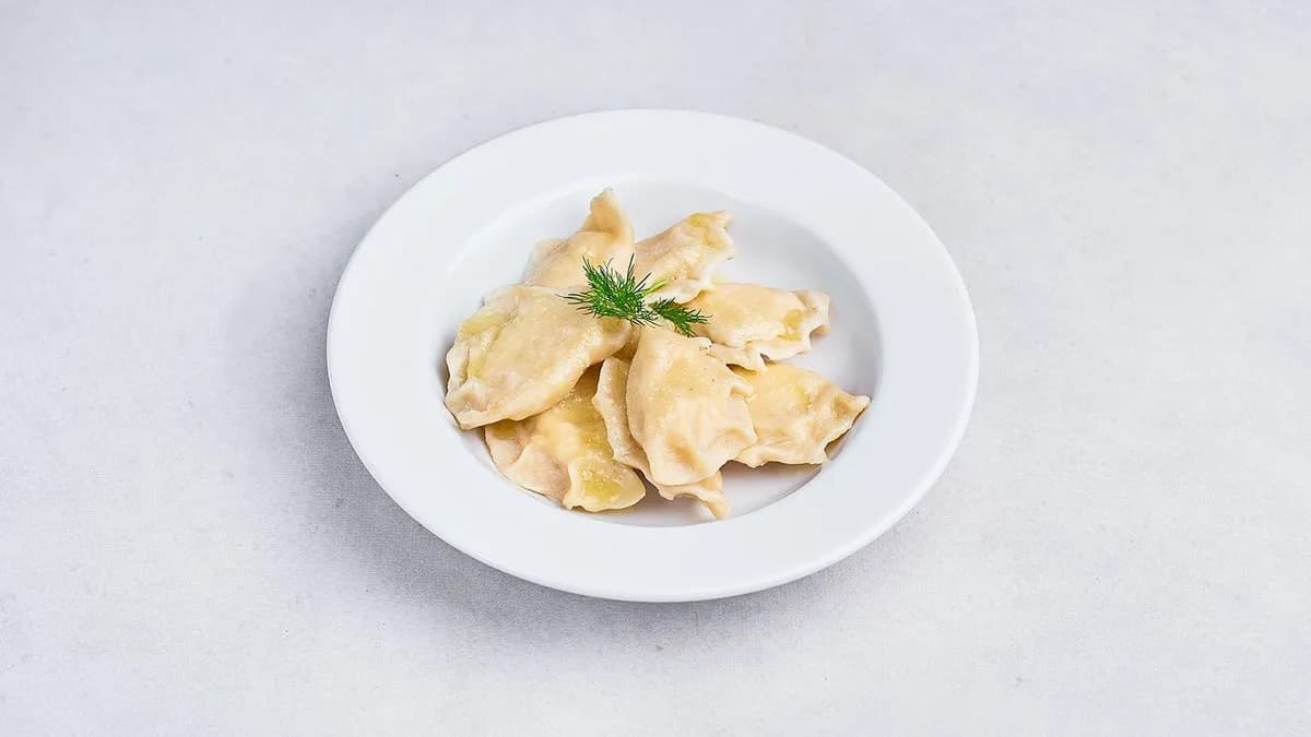 Pierogi z ciasta kakaowego z serkiem i wiśniami