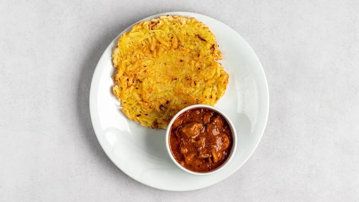 Placek ziemniaczany z gulaszem