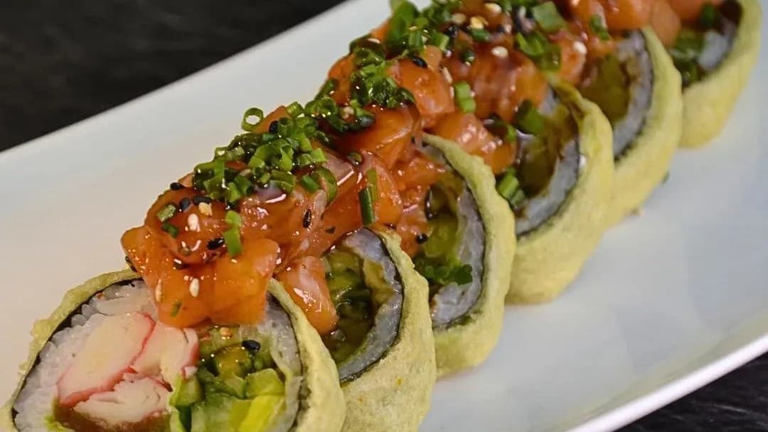 Futomaki tatar z łososia w tempurze