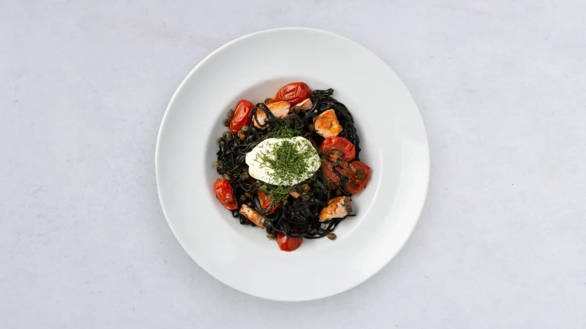Tagliatelle nero z łososiem wędzonym