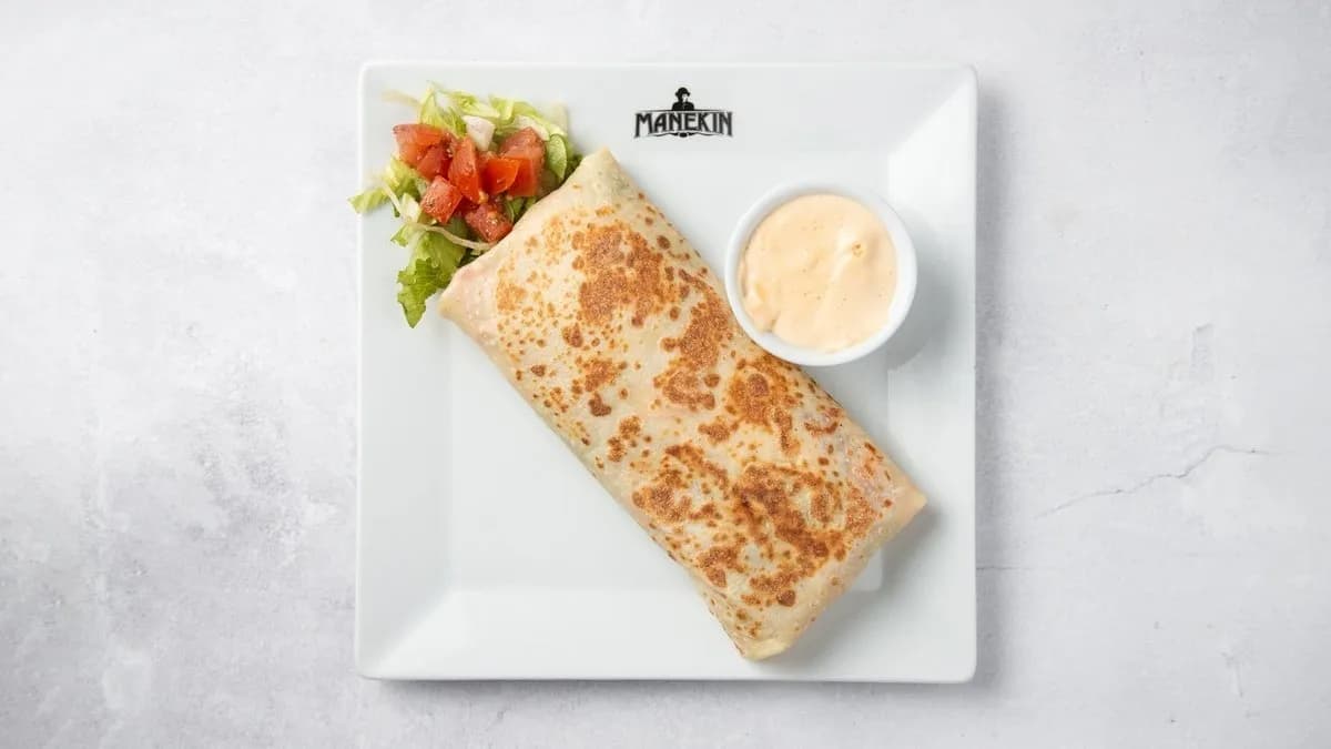 Tortilla z szarpaną wieprzowiną, sos BBQ, warzywa, ser żółty