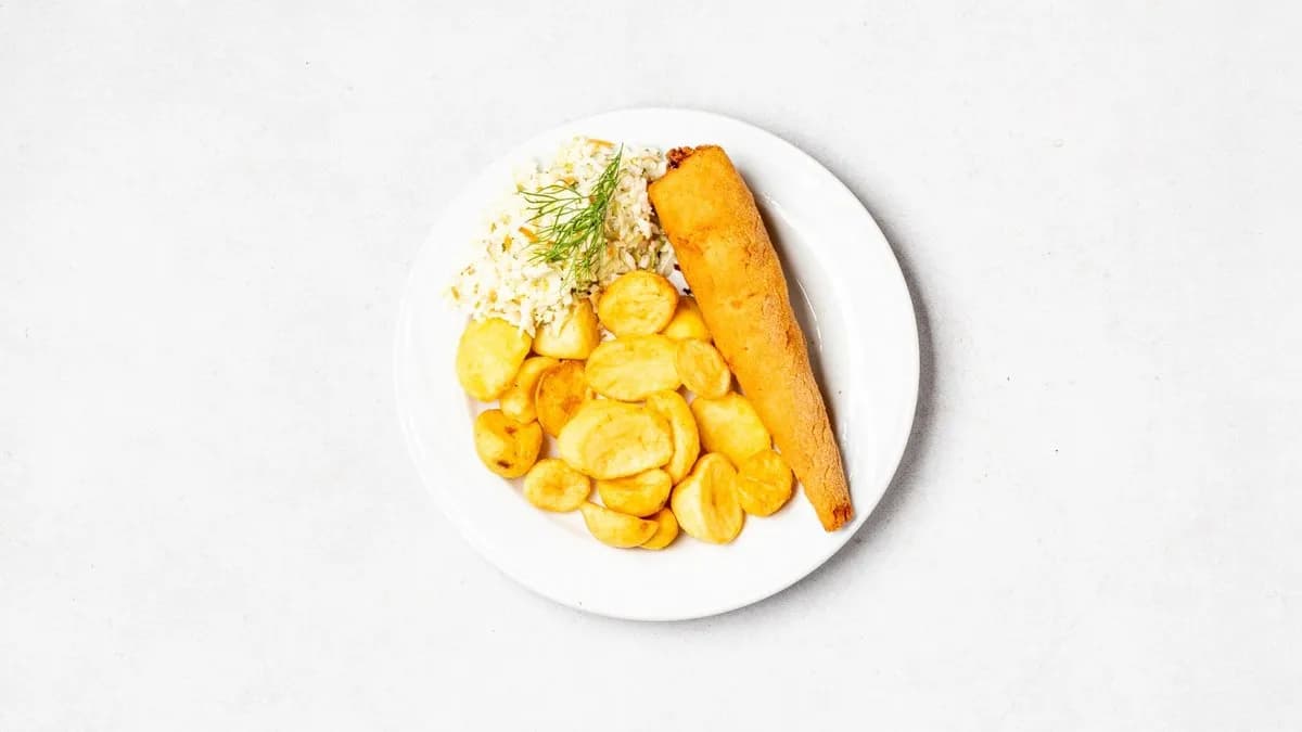 Kotlet de volaille z masłem i pietruszką, ziemniaczki opiekane i surówki