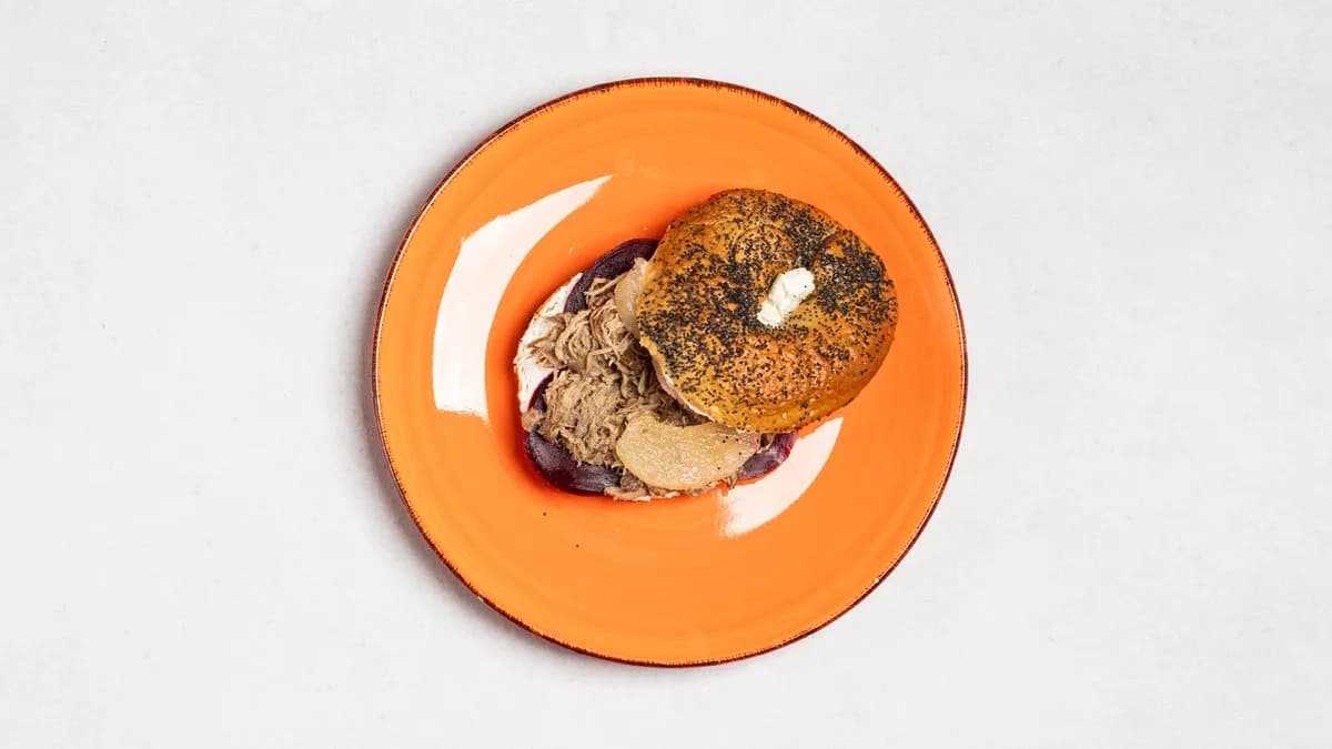 Bajgiel z szarpaną kaczką