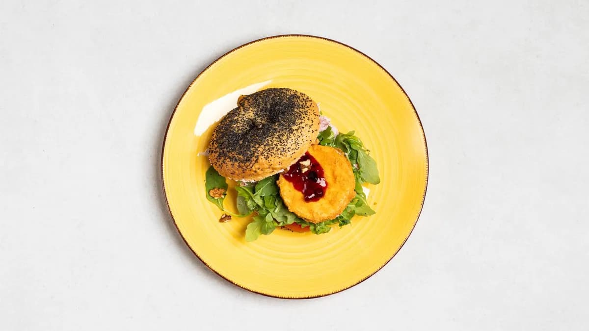 Bajgiel z panierowanym camembertem