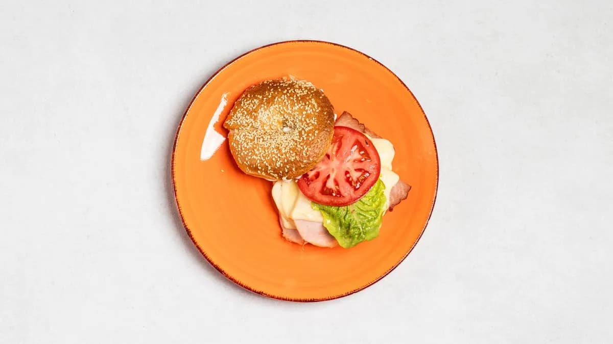 Bajgiel z potrójną szynką i serem