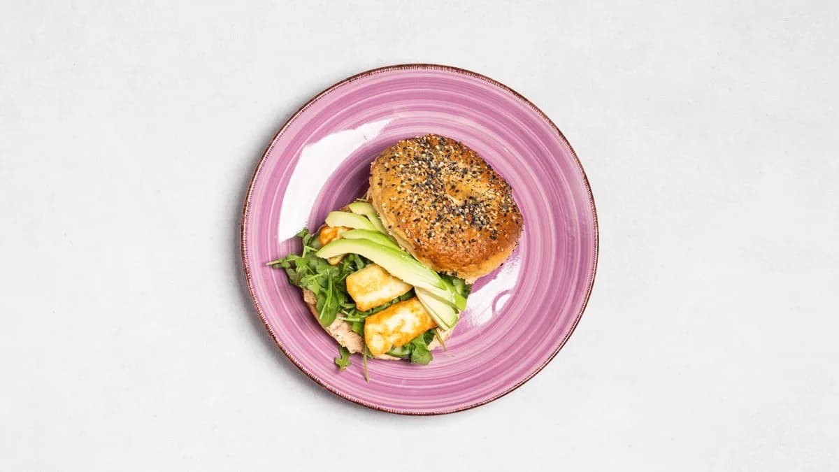 Bajgiel grillowanym halloumi